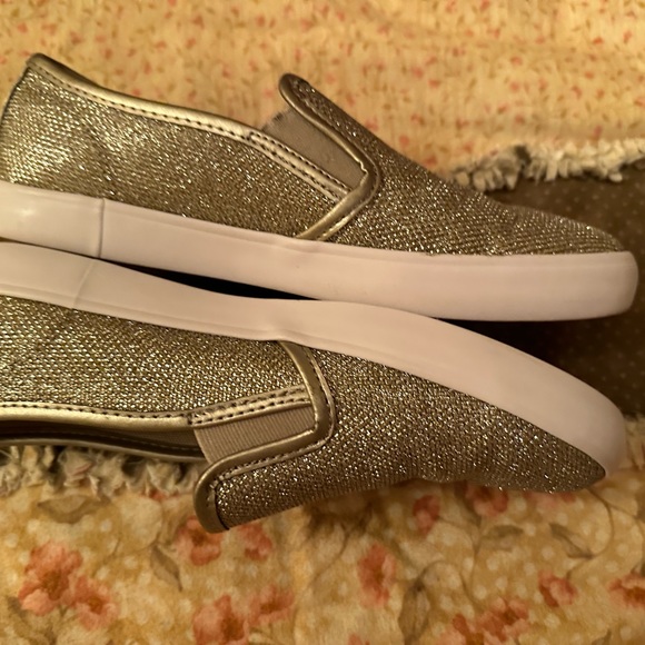 GUESS Shoes Slip on/ Flats. Glamorous Size: 7 1/2 - Picture 3 of 4